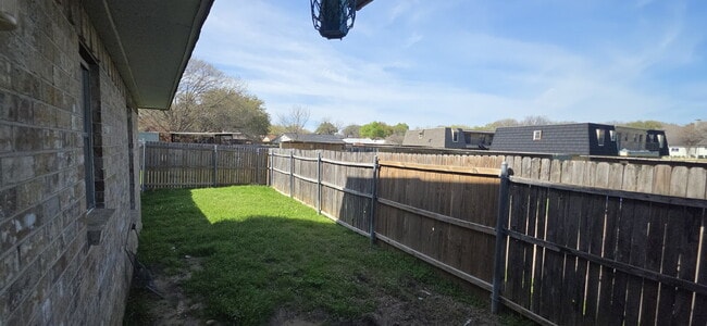 Building Photo - First-floor condo with fenced in backyard!