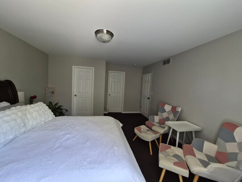 Building Photo - 4452 Jordan Dr