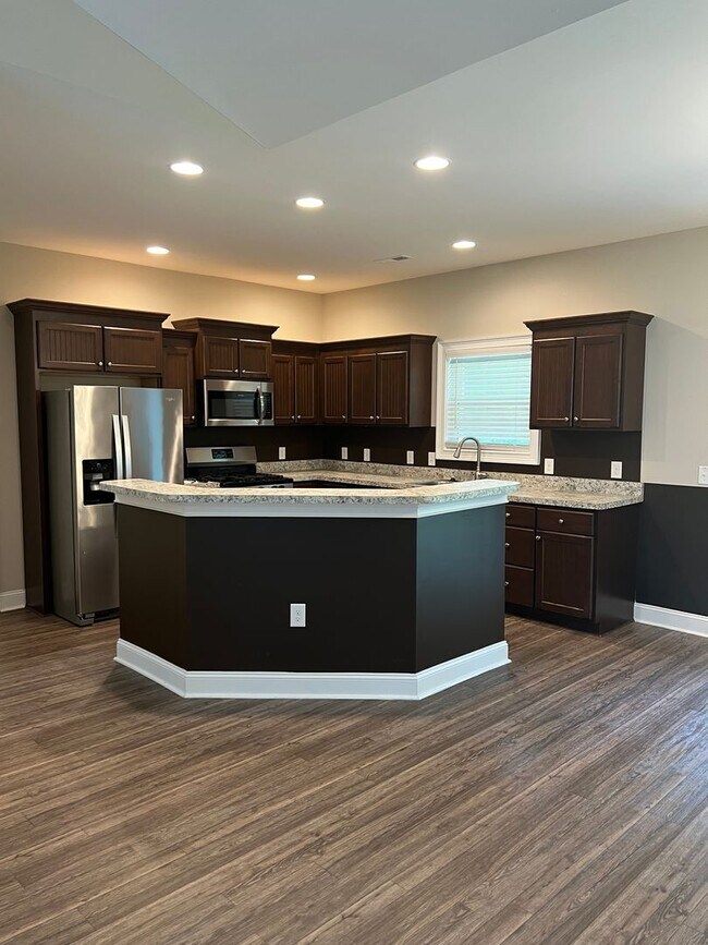 Building Photo - BEAUTIFUL 3 bedroom 2 bath home on a corne...