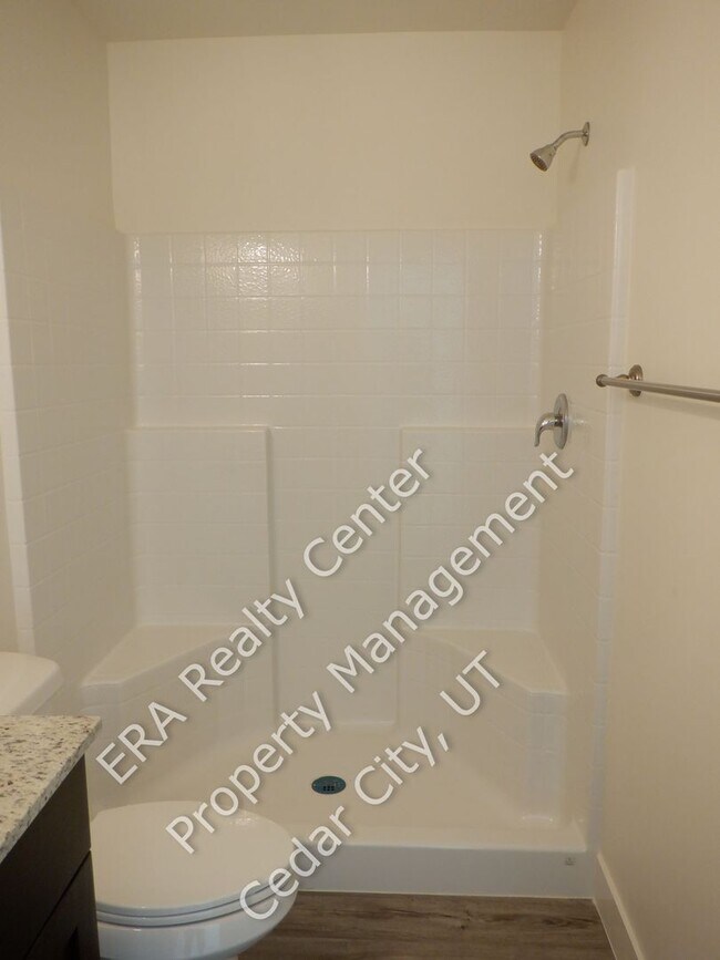 Building Photo - Move-in Bonus! - 3 bedroom - 2 Bath - Single Level Twin Home