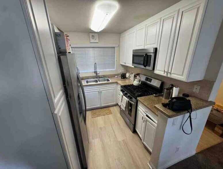 Kitchen - 5545 Canoga Ave