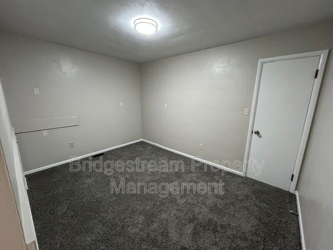 Building Photo - 215 N Walnut St