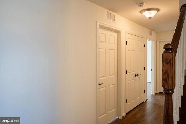 Building Photo - 42243 Canary Grass Square