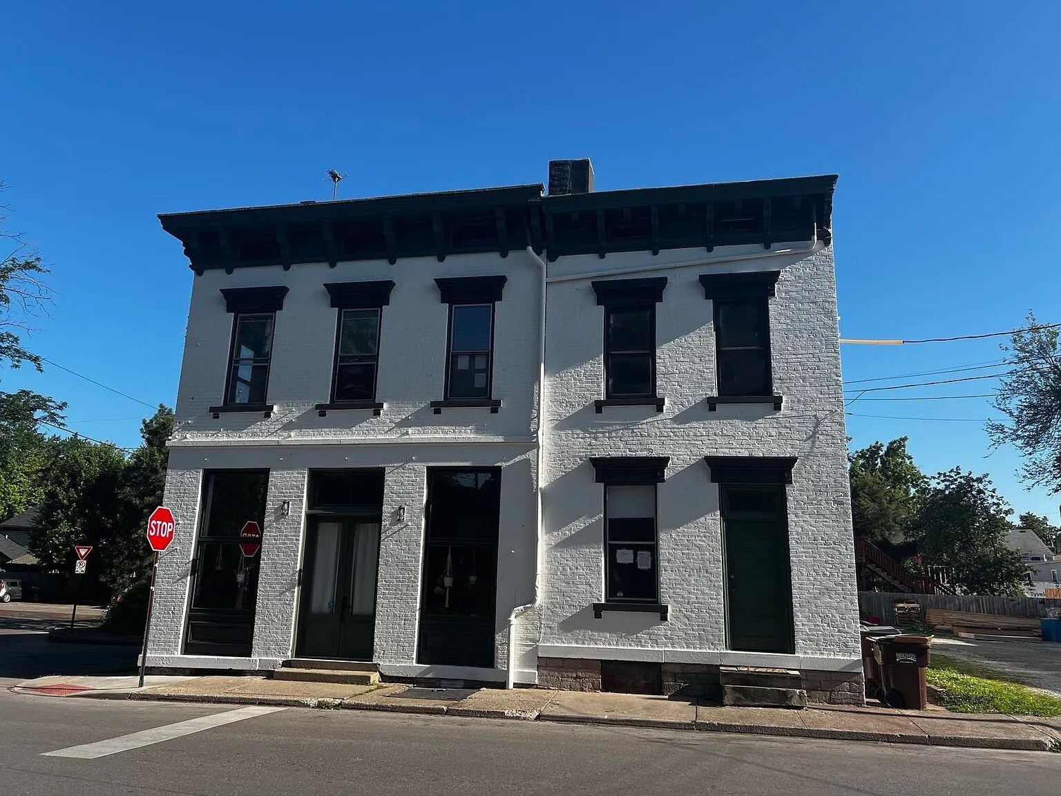 Building Photo - 230 W 6th St