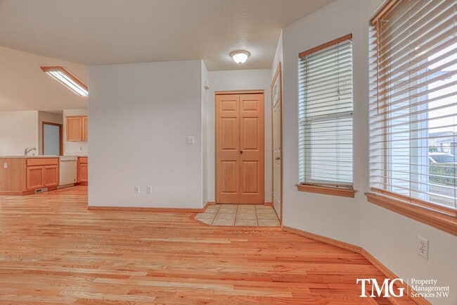 Building Photo - Beautiful Orchards Home with Spacious Layout