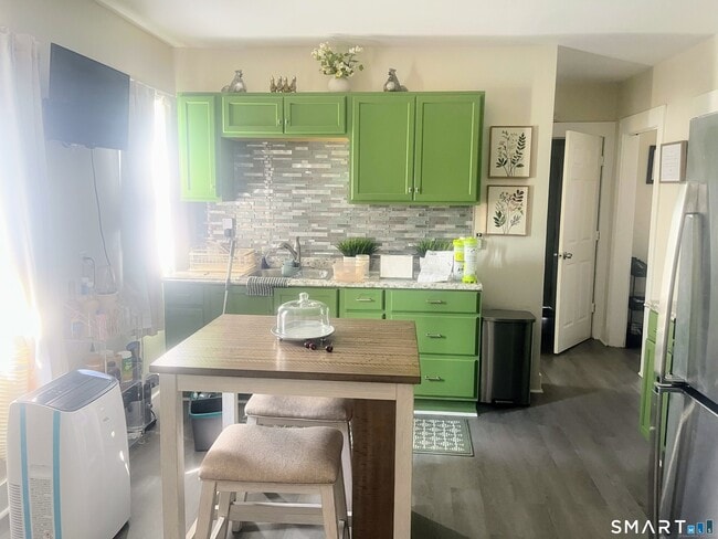 Building Photo - 233 Valley St