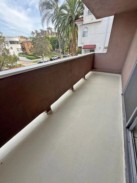 Building Photo - 833 S Plymouth Blvd