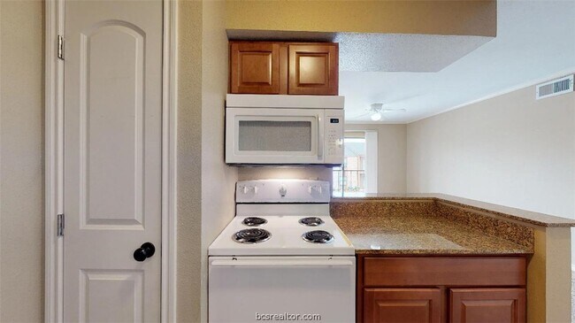 Building Photo - 904 University Oaks Blvd