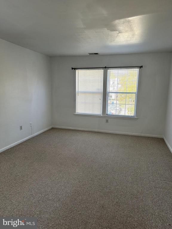 Building Photo - 102 Sequoia Ct