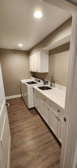 Laundry Room (Washer, Dryer, Sink, Cabinets) - 1324 La Honda Dr
