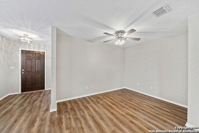 Building Photo - 3 Bedroom/2 Bath Silver Canyon Subdivision