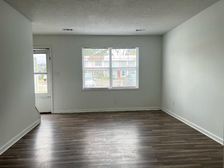 Building Photo - 1608 Fawn Vista Dr N