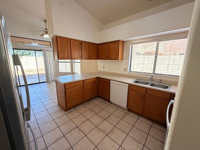 Building Photo - Warm & Charming single level 3 x 2 Home in Stonebridge Lakes!!