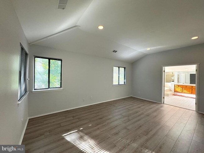 Building Photo - 104 Sayre Dr