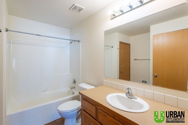 Building Photo - Great 4bd/2bth, nice location