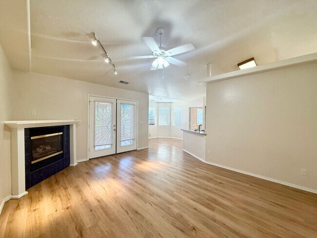 Building Photo - 821 Village Cir