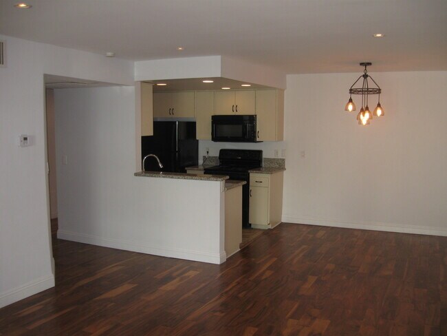 Building Photo - 8530 Holloway Dr