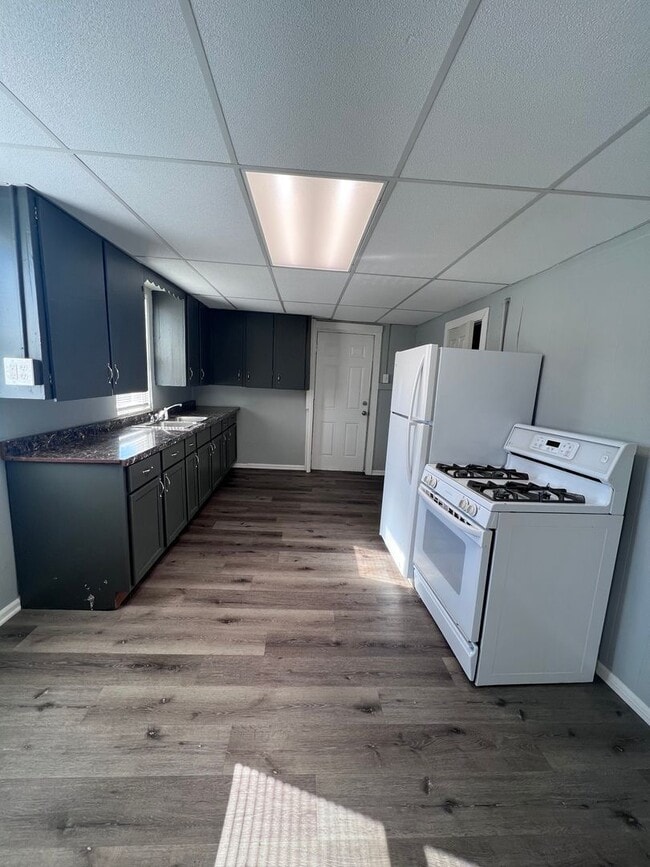 Building Photo - Bright Upper Two Bedroom Unit! Recently Remodeled!