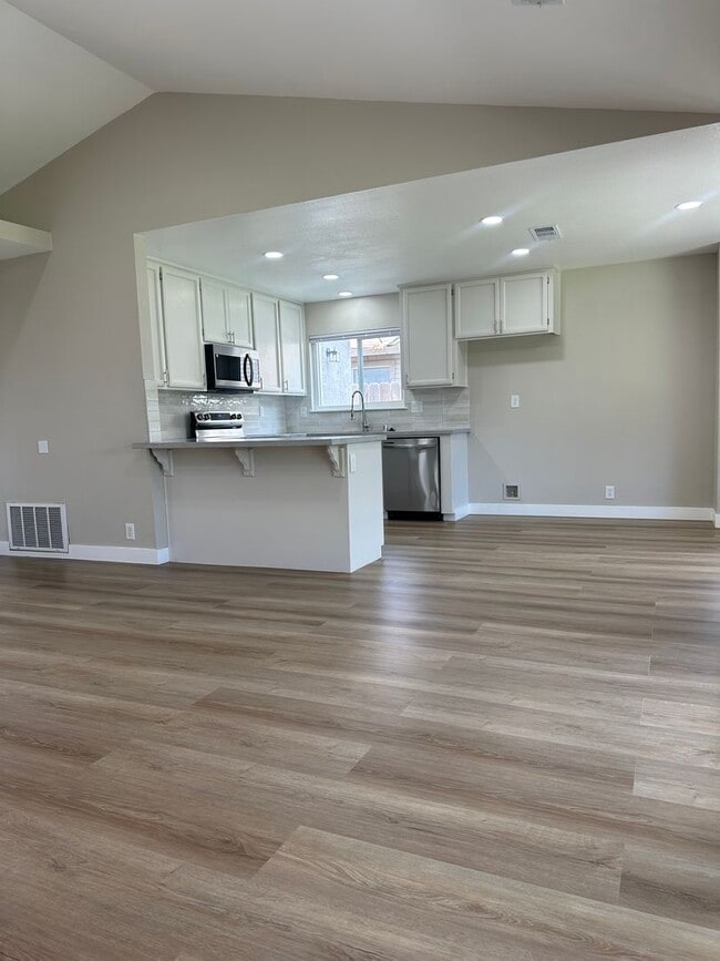 Building Photo - 2 WEEKS FREE RENT December Special - Beautiful newly remodeled home in Turlock