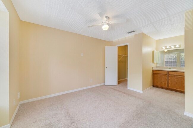 Building Photo - 6052 Westgate Dr