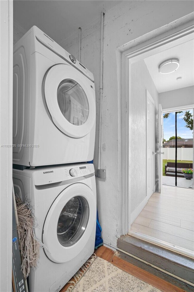 Building Photo - 16101 NE 11th Ave