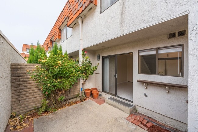 Building Photo - RPV Remodeled 2 bed 3 bath townhome in gat...