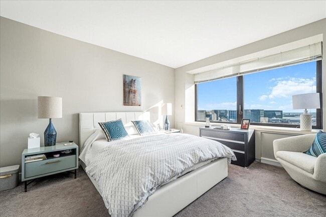 Building Photo - 65 E India Row