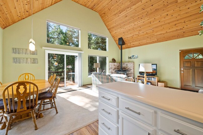 Building Photo - Fully Furnished 3 Bedroom Retreat in the P...