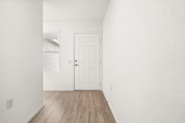 Building Photo - 10119 Ana Hts