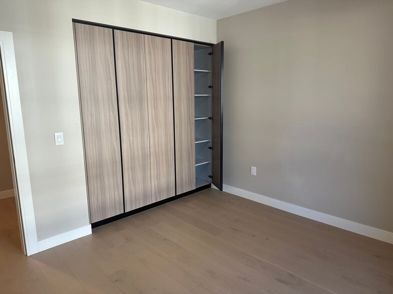 Building Photo - 39 S Los Robles Ave