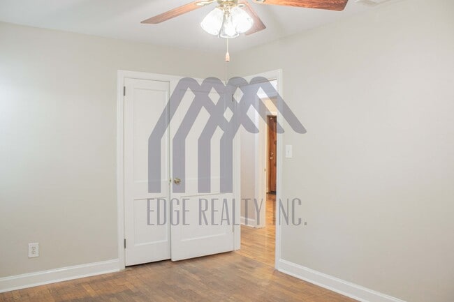 Building Photo - 135 E Derenne Ave