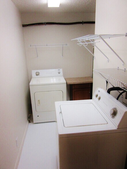 Building Photo - 406 W Maple St