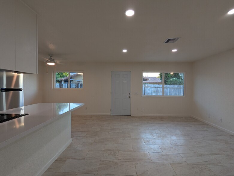 Building Photo - 73443 Catalina Way