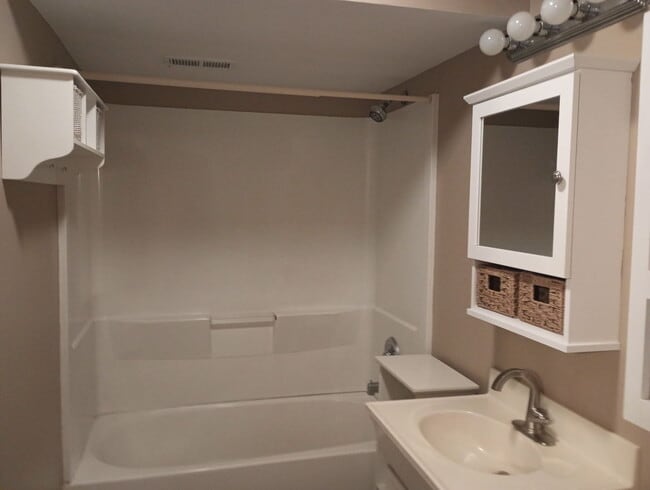 Building Photo - 905 Thomas Ave