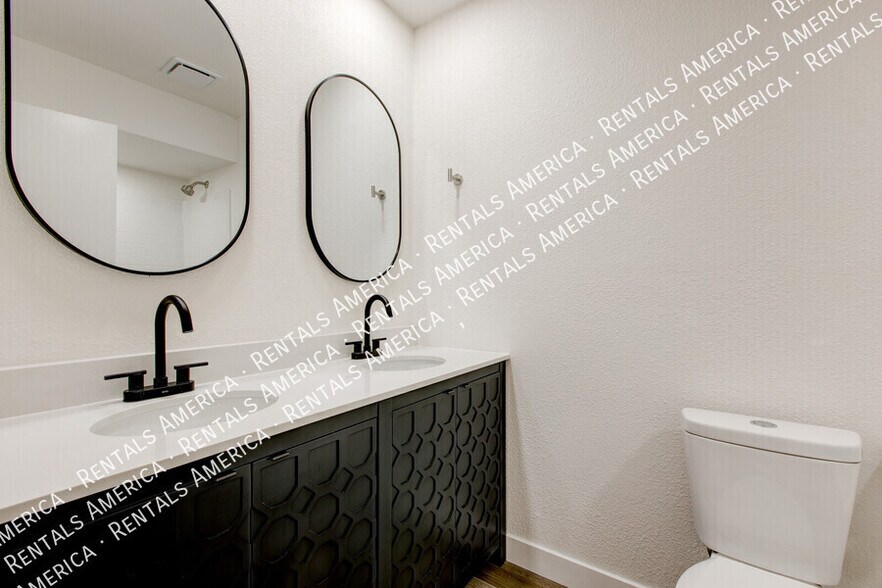 Building Photo - 819 W Ross Ave