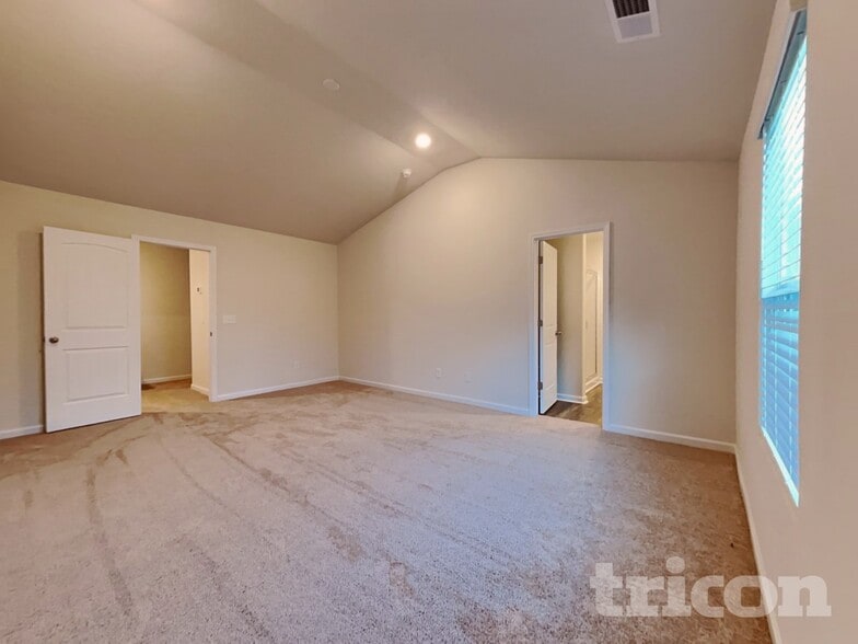 Building Photo - 2136 Southlea Dr