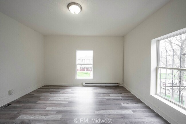 Building Photo - "Charming Duplex Retreat: Spacious 2-Bedro...