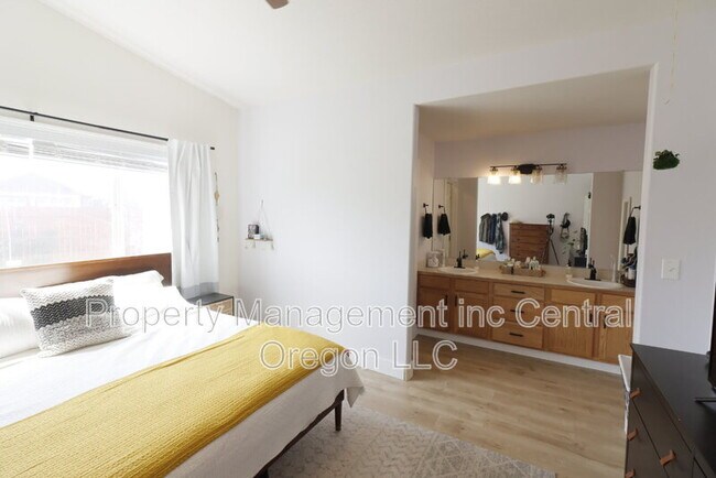 Building Photo - 908 NW Spruce Tree Pl
