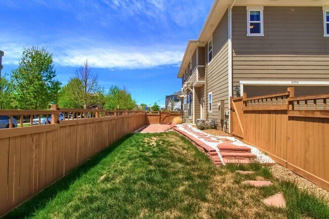 Building Photo - 3 Bed 2.5 Bath End Unit Home with FENCED Y...