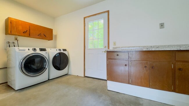 Building Photo - Air Conditioned 3 Bedroom Fully Fenced Yard in the Heart of Lacey - Available Now.