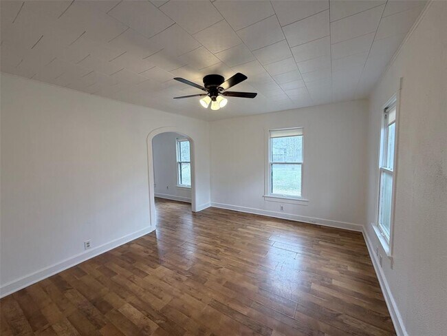 Building Photo - 1604 Main St