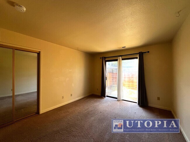 Building Photo - Charming 3 Bedroom, 2-bathroom Townhouse v...