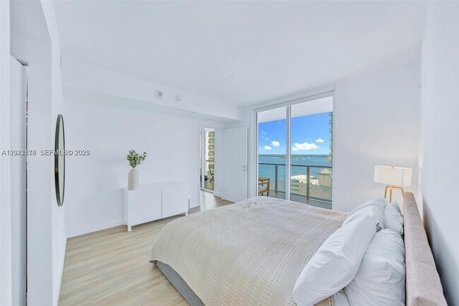 Building Photo - 1300 Brickell Bay Dr