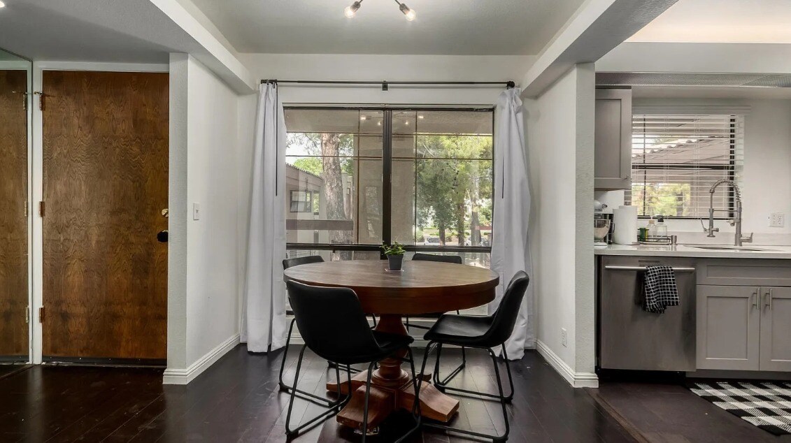 Kitchenette Area Overlooking Courtyard - 5035 N 10th Pl