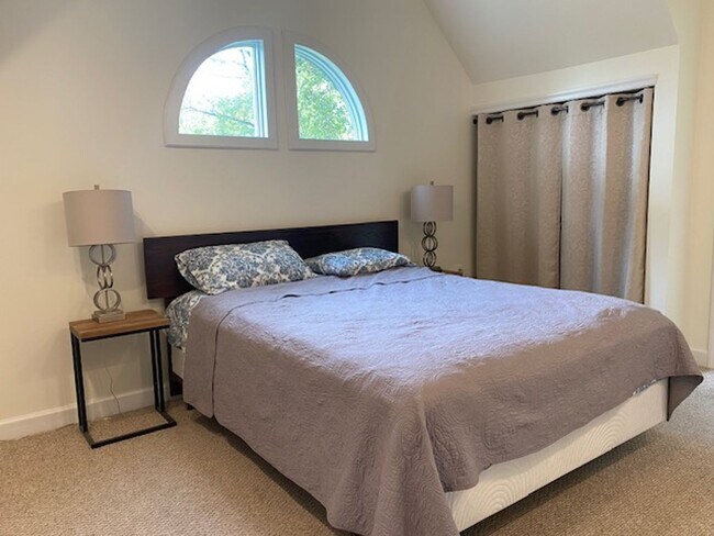 Building Photo - Riverside Drive