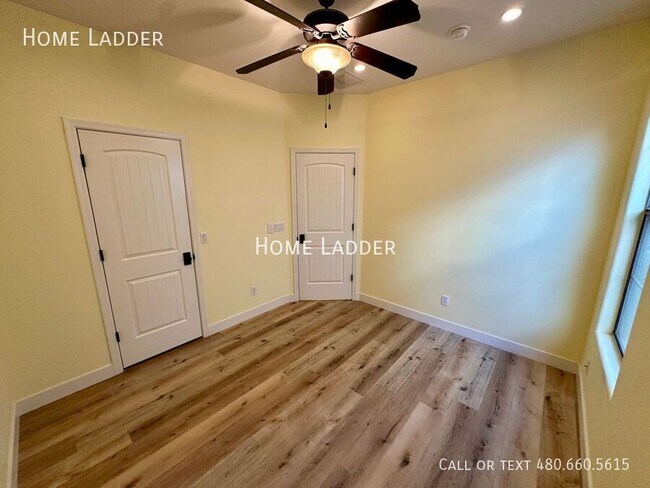 Building Photo - 3064 E Palmdale Ln