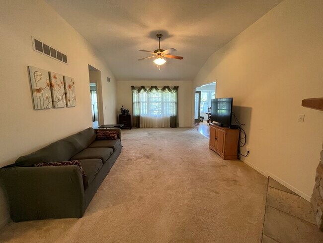 Building Photo - 722 Dolores Ln