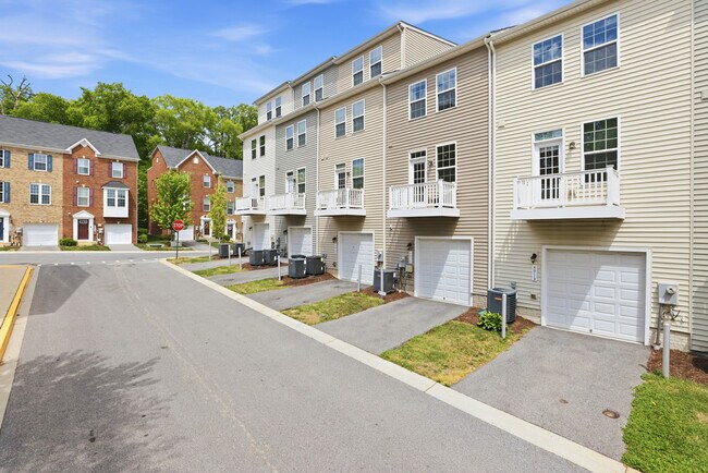 Building Photo - 4915 Crest View Dr