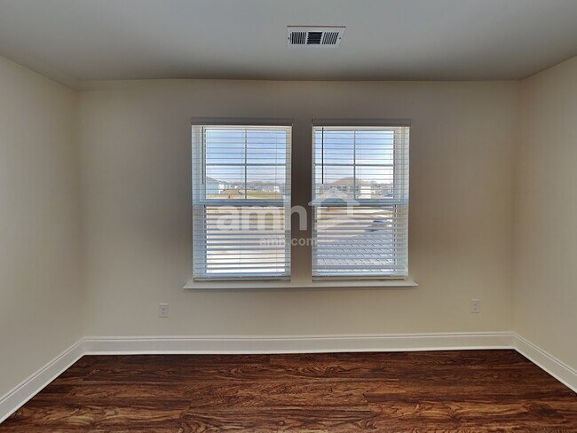 Building Photo - 1360 Lomond Dr