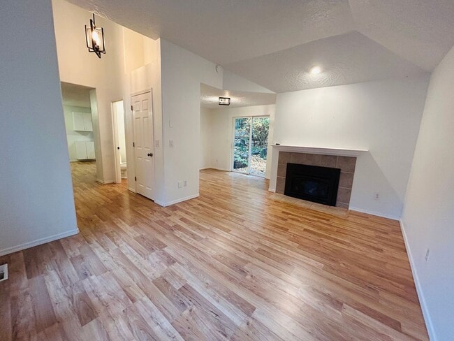 Building Photo - Adorable SW Portland Home Now Available